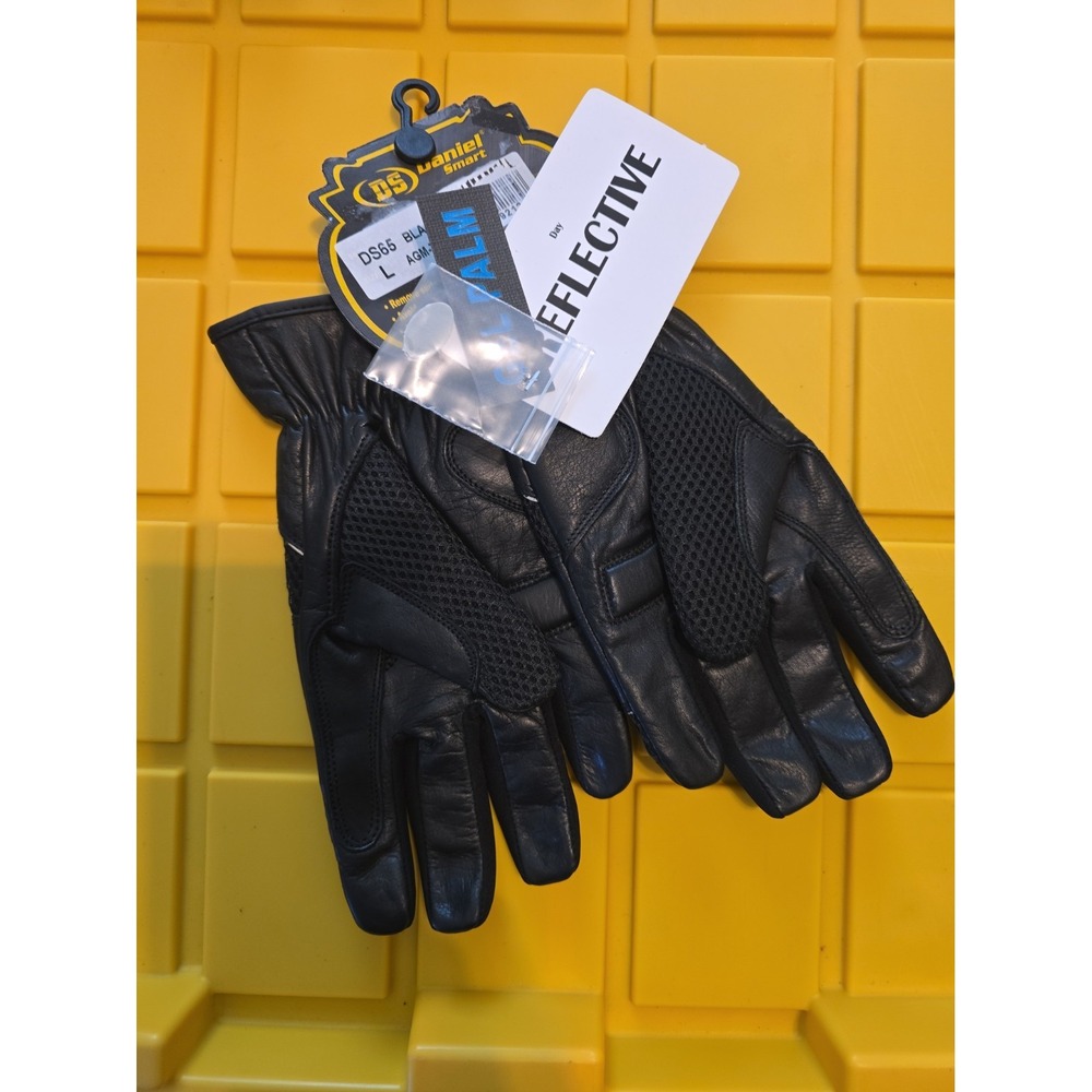 Daniel Smart Mfg DS65 in black is a lightweight leather and 3D mesh